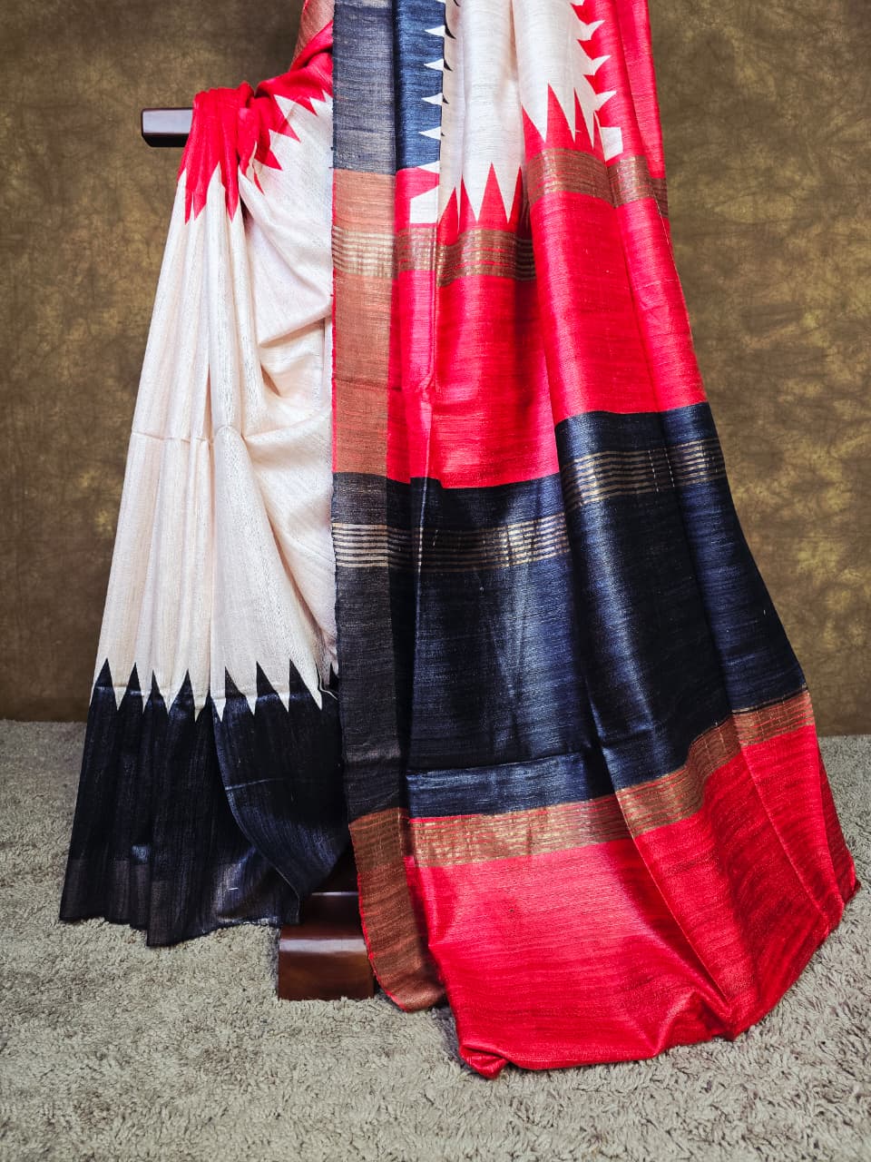 Classic Handloom Silk Saree with Eye-Catching Graphic Borders