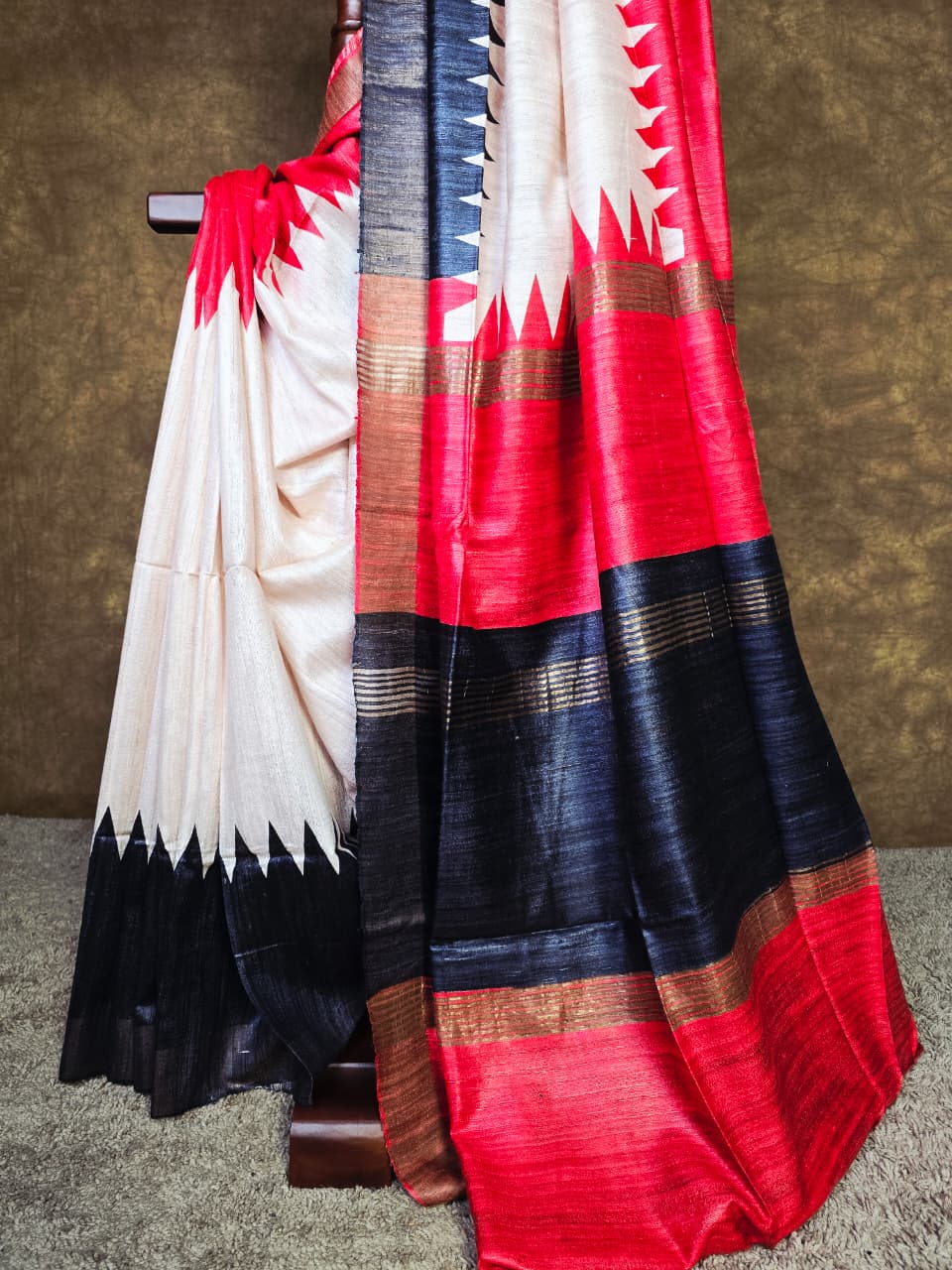 Classic Handloom Silk Saree with Eye-Catching Graphic Borders