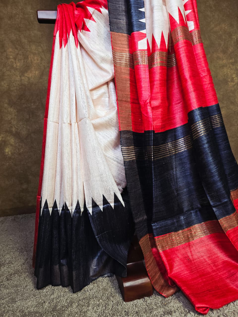 Classic Handloom Silk Saree with Eye-Catching Graphic Borders