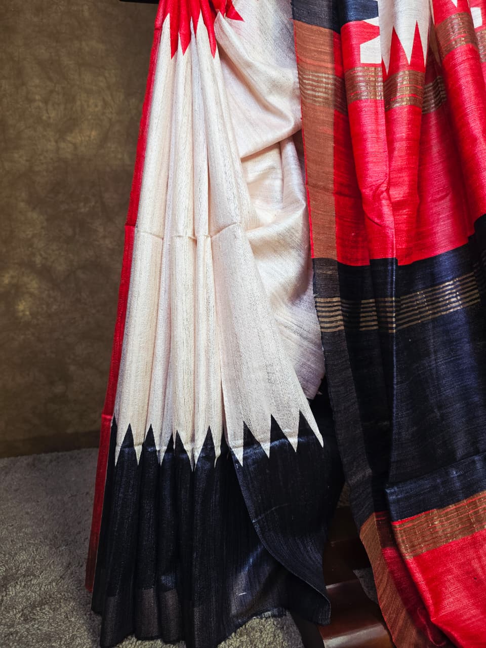 Classic Handloom Silk Saree with Eye-Catching Graphic Borders